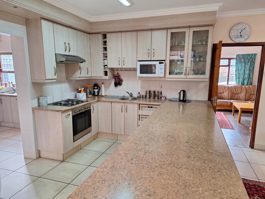 6 Bedroom Property for Sale in Bayview Western Cape